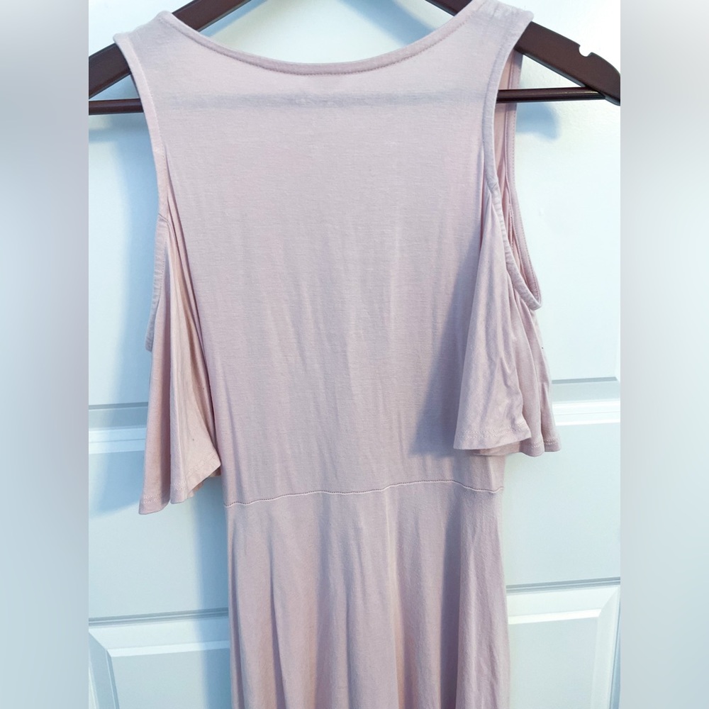 Francesca’s Collection Alya faux wrap cold shoulder dress in blush pink - Picture 8 of 8